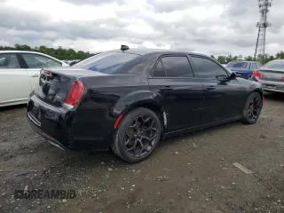 2019 Chrysler 300 S z VIN 2C3CCABG0KH601139, wystawiony jako Copart lot #59039125 z przebiegiem 82 672 mil mil oraz Czysty tytuł • Clean title. Historia ofert i sprzedaży dostępna na DreamBid. Obrazek 3.
