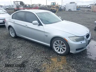 2011 BMW 3 Series 328i xDrive z VIN WBAPK5C5XBF127087, wystawiony jako IAAI lot #40738105 z przebiegiem 141 222 mil mil oraz . Historia ofert i sprzedaży dostępna na DreamBid. Obrazek 1.