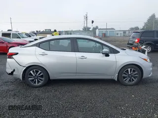 2022 Nissan Versa SV z VIN 3N1CN8EV4NL848302, wystawiony jako IAAI lot #41364363 z przebiegiem 18 556 mil mil oraz . Historia ofert i sprzedaży dostępna na DreamBid. Obrazek 13.