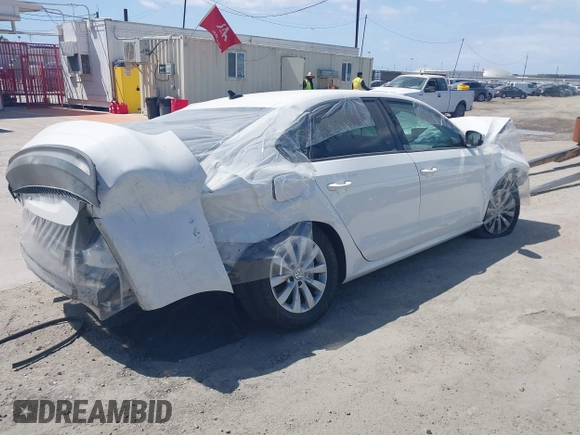 2014 Volkswagen Passat S z VIN 1VWAT7A30EC113737, wystawiony jako IAAI lot #42029001 z przebiegiem 115 378 mil mil oraz . Historia ofert i sprzedaży dostępna na DreamBid. Obrazek 4.
