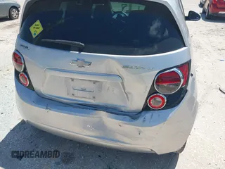 2014 Chevrolet Sonic LT z VIN 1G1JC6SH8E4235238, wystawiony jako IAAI lot #42321789 z przebiegiem 109 068 mil mil oraz . Historia ofert i sprzedaży dostępna na DreamBid. Obrazek 13.