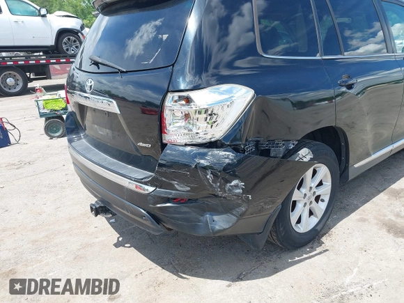2011 Toyota Highlander z VIN 5TDBK3EH5BS090250, wystawiony jako IAAI lot #42216937 z przebiegiem 191 201 mil mil oraz . Historia ofert i sprzedaży dostępna na DreamBid. Obrazek 6.