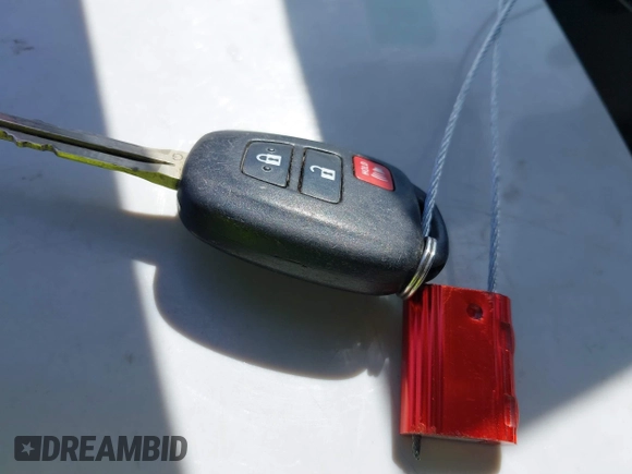 2013 Toyota Prius One z VIN JTDKDTB33D1031684, wystawiony jako IAAI lot #40034642 z przebiegiem Nie podano mil oraz . Historia ofert i sprzedaży dostępna na DreamBid. Obrazek 11.