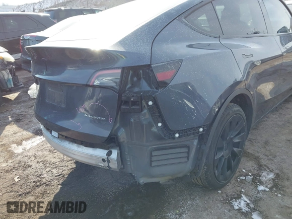 2022 Tesla Model Y Long Range z VIN 7SAYGDEE6NA013757, wystawiony jako IAAI lot #41364867 z przebiegiem 33 621 mil mil oraz . Historia ofert i sprzedaży dostępna na DreamBid. Obrazek 20.