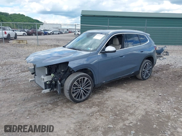 2023 BMW X1 xDrive28i z VIN WBX73EF06P5W75006, wystawiony jako IAAI lot #42235317 z przebiegiem 22 890 mil mil oraz . Historia ofert i sprzedaży dostępna na DreamBid. Obrazek 18.