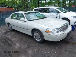 2006 Lincoln Town Car Signature Limited z VIN 1LNHM82V26Y619302, wystawiony jako IAAI lot #42333085 z przebiegiem 176 879 mil mil oraz . Historia ofert i sprzedaży dostępna na DreamBid. Obrazek 1.