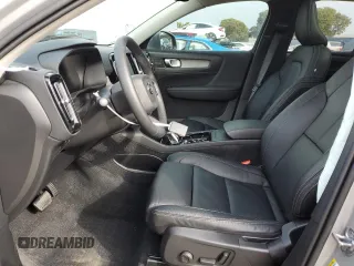 2023 Volvo XC40 Ultimate Bright Theme с VIN YV4L12UA5P2939455, выставлен на аукционе Copart как лот 41344855 с пробегом 18 949 миль миль и Списание • Salvage title. История ставок и продаж доступна на DreamBid. Изображение 7.
