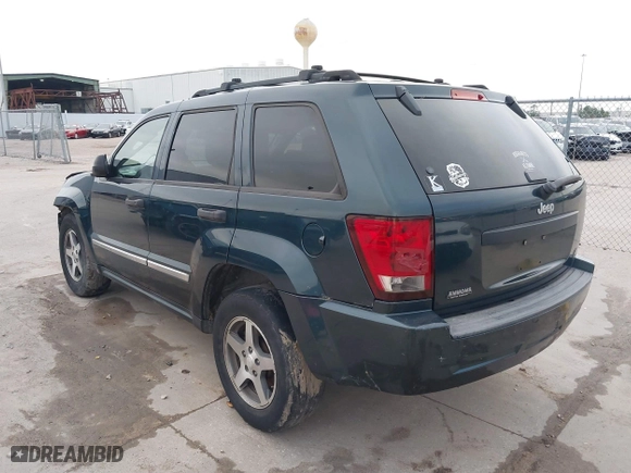 2005 Jeep Grand Cherokee Laredo with VIN 1J4GS48K45C677011, listed as a IAAI auction lot 41121018 with 210,814 mi miles. Bid and sale history available at carsss.com. Image 3.