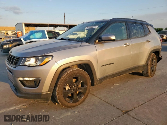 2020 Jeep Compass Altitude z VIN 3C4NJCBB7LT118041, wystawiony jako Copart lot #52822225 z przebiegiem 76 700 mil mil oraz Szkody całkowita. Historia ofert i sprzedaży dostępna na DreamBid. Obrazek 1.
