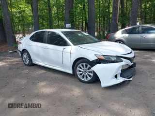 2019 Toyota Camry LE z VIN 4T1B11HK4KU743270, wystawiony jako IAAI lot #42127383 z przebiegiem 131 463 mil mil oraz . Historia ofert i sprzedaży dostępna na DreamBid. Obrazek 1.