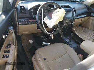 2013 Kia Sorento EX z VIN 5XYKUDA25DG319480, wystawiony jako Copart lot #45598315 z przebiegiem 71 560 mil mil oraz Szkoda całkowita • Salvage title. Historia ofert i sprzedaży dostępna na DreamBid. Obrazek 8.