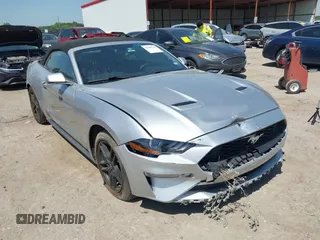 2018 Ford Mustang EcoBoost Premium z VIN 1FATP8UH6J5124517, wystawiony jako IAAI lot #42260728 z przebiegiem 52 773 mil mil oraz . Historia ofert i sprzedaży dostępna na DreamBid. Obrazek 1.