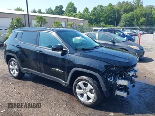 2020 Jeep Compass Latitude z VIN 3C4NJDBB8LT143150, wystawiony jako IAAI lot #42563369 z przebiegiem 54 827 mil mil oraz . Historia ofert i sprzedaży dostępna na DreamBid. Obrazek 1.