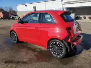 2024 FIAT 500e INSPI(RED) z VIN ZFAFFAA49RX207188, wystawiony jako Copart lot #53479385 z przebiegiem 1406 mil mil oraz Szkody całkowita. Historia ofert i sprzedaży dostępna na DreamBid. Obrazek 2.