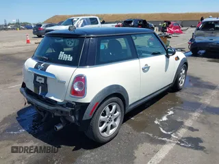 2013 MINI Hardtop z VIN WMWSU3C59DT544374, wystawiony jako IAAI lot #42302212 z przebiegiem 76 856 mil mil oraz . Historia ofert i sprzedaży dostępna na DreamBid. Obrazek 4.