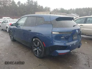 2023 BMW iX xDrive50 z VIN WB523CF08PCM23678, wystawiony jako IAAI lot #41930985 z przebiegiem 19 040 mil mil oraz . Historia ofert i sprzedaży dostępna na DreamBid. Obrazek 3.
