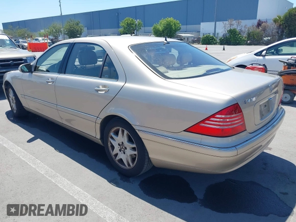 2003 Mercedes-Benz S-Class 4.3L with VIN WDBNG70J73A377067, listed as a IAAI auction lot 42137032 with 122,938 mi miles. Bid and sale history available at carsss.com. Image 3.