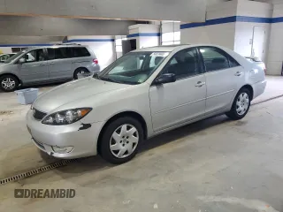 2005 Toyota Camry STD z VIN 4T1BE32K55U988074, wystawiony jako Copart lot #56534405 z przebiegiem 254 981 mil mil oraz Czysty tytuł • Clean title. Historia ofert i sprzedaży dostępna na DreamBid. Obrazek 1.