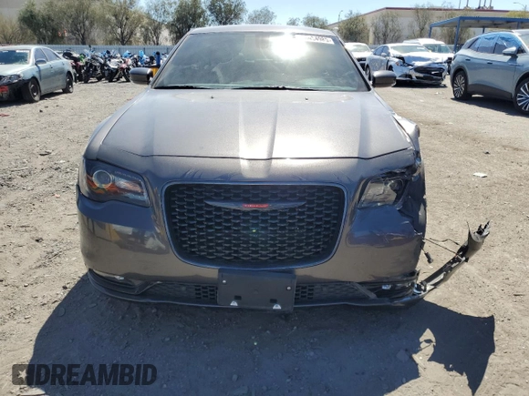 2022 Chrysler 300 S z VIN 2C3CCABG6NH154269, wystawiony jako Copart lot #50454985 z przebiegiem 50 538 mil mil oraz Szkoda całkowita • Salvage title. Historia ofert i sprzedaży dostępna na DreamBid. Obrazek 5.