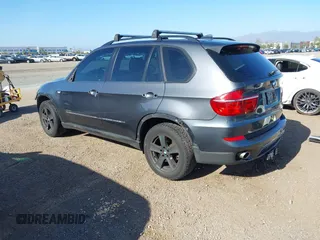 2013 BMW X5 xDrive35i z VIN 5UXZV4C56D0G57030, wystawiony jako IAAI lot #42267366 z przebiegiem 174 381 mil mil oraz . Historia ofert i sprzedaży dostępna na DreamBid. Obrazek 3.