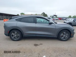 2021 Ford Mustang Mach-E Select z VIN 3FMTK1RM8MMA18120, wystawiony jako IAAI lot #42077686 z przebiegiem 71 626 mil mil oraz . Historia ofert i sprzedaży dostępna na DreamBid. Obrazek 13.