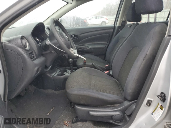 2012 Nissan Versa S z VIN 3N1CN7APXCL816002, wystawiony jako Copart lot #49552405 z przebiegiem 90 082 mil mil oraz Czysty tytuł • Clean title. Historia ofert i sprzedaży dostępna na DreamBid. Obrazek 7.