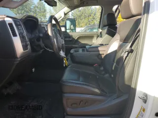 2015 GMC Sierra 2500HD SLT z VIN 1GT12ZEG3FF110359, wystawiony jako Copart lot #78835404 z przebiegiem 43 017 mil mil oraz Szkoda całkowita • Salvage title. Historia ofert i sprzedaży dostępna na DreamBid. Obrazek 7.