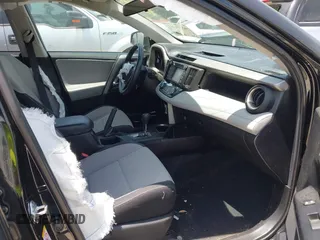 2018 Toyota RAV4 XLE z VIN 2T3WFREVXJW491725, wystawiony jako IAAI lot #42216365 z przebiegiem 76 365 mil mil oraz . Historia ofert i sprzedaży dostępna na DreamBid. Obrazek 5.