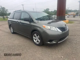 2013 Toyota Sienna LE AAS z VIN 5TDKK3DCXDS361554, wystawiony jako Copart lot #60774985 z przebiegiem 204 462 mil mil oraz Czysty tytuł • Clean title. Historia ofert i sprzedaży dostępna na DreamBid. Obrazek 1.