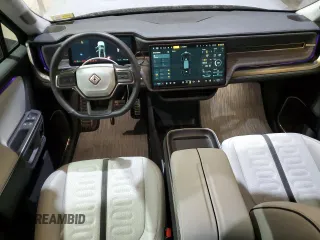 2024 Rivian R1T Adventure z VIN 7FCTGCAA0RN030370, wystawiony jako Copart lot #87251784 z przebiegiem 11 549 mil mil oraz Szkody całkowita. Historia ofert i sprzedaży dostępna na DreamBid. Obrazek 8.