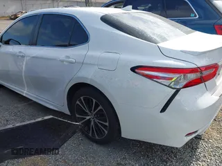 2020 Toyota Camry SE z VIN 4T1G11AK3LU312906, wystawiony jako IAAI lot #42370015 z przebiegiem 67 382 mil mil oraz . Historia ofert i sprzedaży dostępna na DreamBid. Obrazek 3.