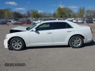2018 Chrysler 300 Touring L z VIN 2C3CCAAG8JH338608, wystawiony jako IAAI lot #42045663 z przebiegiem 220 813 mil mil oraz . Historia ofert i sprzedaży dostępna na DreamBid. Obrazek 14.