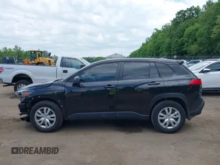 2023 Toyota Corolla Cross L z VIN 7MUAAABG8PV056556, wystawiony jako IAAI lot #42212865 z przebiegiem 13 948 mil mil oraz . Historia ofert i sprzedaży dostępna na DreamBid. Obrazek 14.