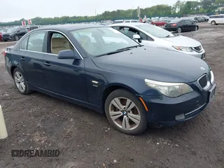 2010 BMW 5 Series 528i xDrive z VIN WBANV1C59AC443183, wystawiony jako IAAI lot #42381880 z przebiegiem 131 431 mil mil oraz . Historia ofert i sprzedaży dostępna na DreamBid. Obrazek 1.