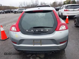 2013 Volvo C30 T5 z VIN YV1672MK7D2305755, wystawiony jako IAAI lot #40835932 z przebiegiem 93 975 mil mil oraz . Historia ofert i sprzedaży dostępna na DreamBid. Obrazek 16.