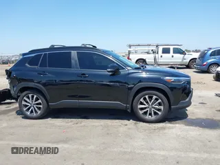 2023 Toyota Corolla Cross XLE z VIN 7MUDAAAG3PV069634, wystawiony jako IAAI lot #42489692 z przebiegiem 18 923 mil mil oraz . Historia ofert i sprzedaży dostępna na DreamBid. Obrazek 14.