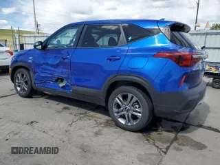 2021 Kia Seltos LX z VIN KNDEPCAA1M7156409, wystawiony jako Copart lot #54250375 z przebiegiem 42 378 mil mil oraz Szkody całkowita. Historia ofert i sprzedaży dostępna na DreamBid. Obrazek 2.