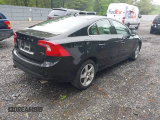 2013 Volvo S60 T5 Premier z VIN YV1612FS5D1218392, wystawiony jako IAAI lot #42283632 z przebiegiem 156 996 mil mil oraz . Historia ofert i sprzedaży dostępna na DreamBid. Obrazek 4.