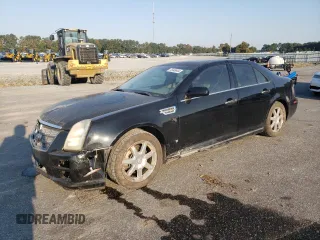 2009 Cadillac STS RWD z VIN 1G6DW67V990108220, wystawiony jako Copart lot #75448644 z przebiegiem 212 439 mil mil oraz Szkoda całkowita • Salvage title. Historia ofert i sprzedaży dostępna na DreamBid. Obrazek 1.