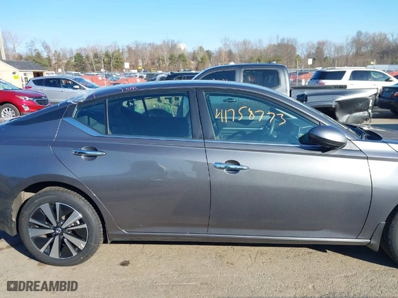 2022 Nissan Altima 2.5 SV with VIN 1N4BL4DW8NN381652, listed as a IAAI auction lot 41758773 with 38,599 mi miles. Bid and sale history available at carsss.com. Image 13.