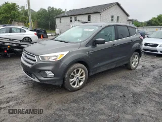 2017 Ford Escape SE z VIN 1FMCU9GD4HUE68604, wystawiony jako Copart lot #61170775 z przebiegiem 152 286 mil mil oraz Czysty tytuł • Clean title. Historia ofert i sprzedaży dostępna na DreamBid. Obrazek 1.
