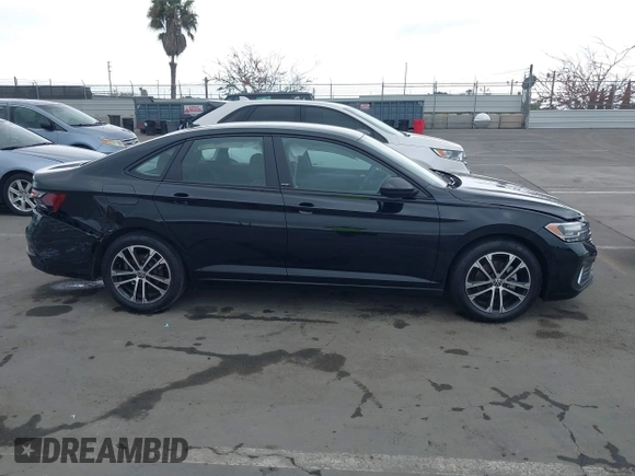2024 Volkswagen Jetta Sport z VIN 3VWBM7BU0RM050426, wystawiony jako IAAI lot #42213683 z przebiegiem 29 940 mil mil oraz . Historia ofert i sprzedaży dostępna na DreamBid. Obrazek 13.