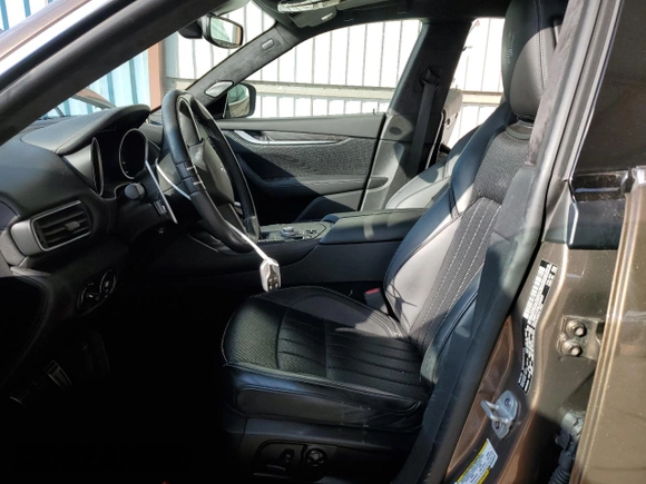 2020 Maserati Levante S z VIN ZN661YUS0LX346237, wystawiony jako Copart lot #69684282 z przebiegiem 19 949 mil mil oraz . Historia ofert i sprzedaży dostępna na DreamBid. Obrazek 7.