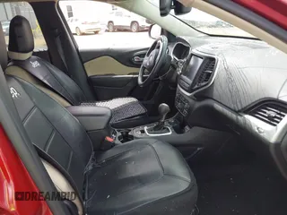 2017 Jeep Cherokee Latitude z VIN 1C4PJMCS0HW563302, wystawiony jako IAAI lot #42440735 z przebiegiem 63 889 mil mil oraz . Historia ofert i sprzedaży dostępna na DreamBid. Obrazek 5.