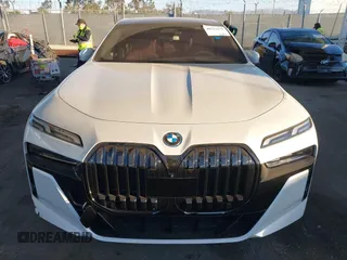 2023 BMW i7 xDrive60 z VIN WBY53EJ06PCN64039, wystawiony jako IAAI lot #40752159 z przebiegiem 8837 mil mil oraz . Historia ofert i sprzedaży dostępna na DreamBid. Obrazek 12.