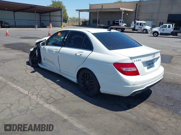2012 Mercedes-Benz C 250 Sport z VIN WDDGF4HB3CA609551, wystawiony jako IAAI lot #42553453 z przebiegiem 114 537 mil mil oraz . Historia ofert i sprzedaży dostępna na DreamBid. Obrazek 3.