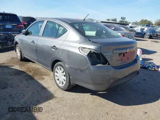2016 Nissan Versa SV z VIN 3N1CN7APXGL904067, wystawiony jako IAAI lot #40968514 z przebiegiem 107 909 mil mil oraz . Historia ofert i sprzedaży dostępna na DreamBid. Obrazek 3.