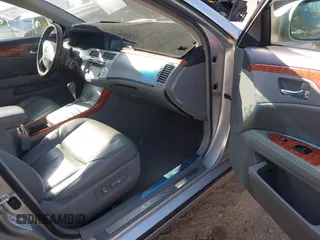 2005 Toyota Avalon XL z VIN 4T1BK36B95U050498, wystawiony jako IAAI lot #42220560 z przebiegiem 140 222 mil mil oraz . Historia ofert i sprzedaży dostępna na DreamBid. Obrazek 5.