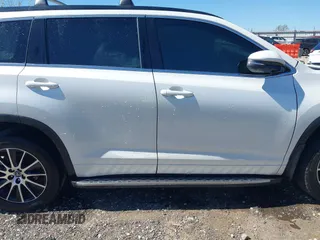2018 Toyota Highlander SE with VIN 5TDKZRFH1JS288819, listed as a IAAI auction lot 42037923 with 88,273 mi miles and . Bid and sale history available at DreamBid. Image 14.