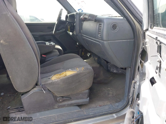 2003 Chevrolet Silverado 1500 Work Truck with VIN 2GCEC19X231146010, listed as a IAAI auction lot 41704421 with 269,784 mi miles. Bid and sale history available at carsss.com. Image 5.